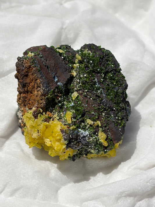 Mimetite on Phillipsbornite from the DR of Congo