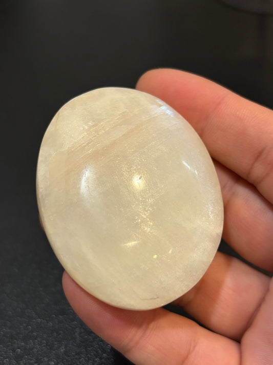 High Quality Moonstone Palm Stone