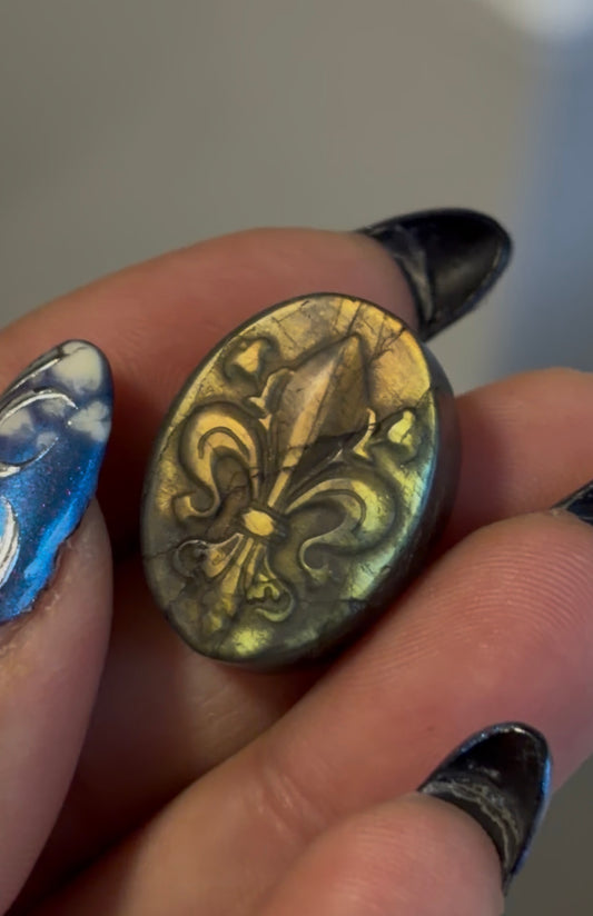 Labradorite Fleur de Lis Carving D